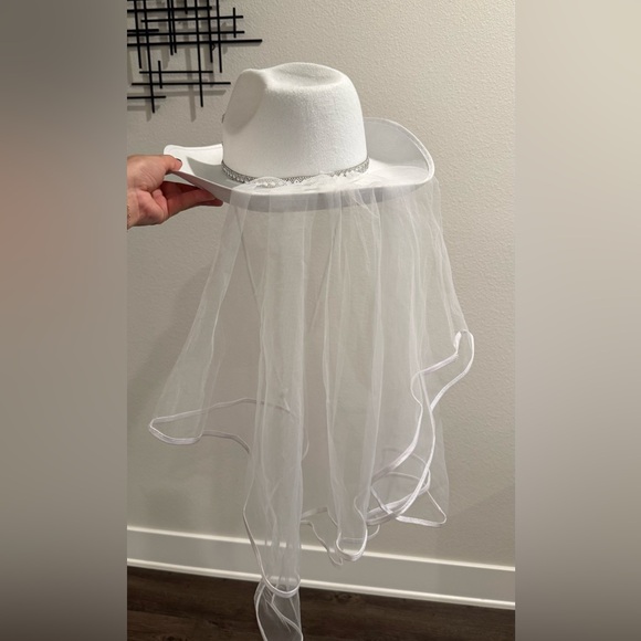 White Bride Cowboy Hat with Veil - Picture 3 of 7